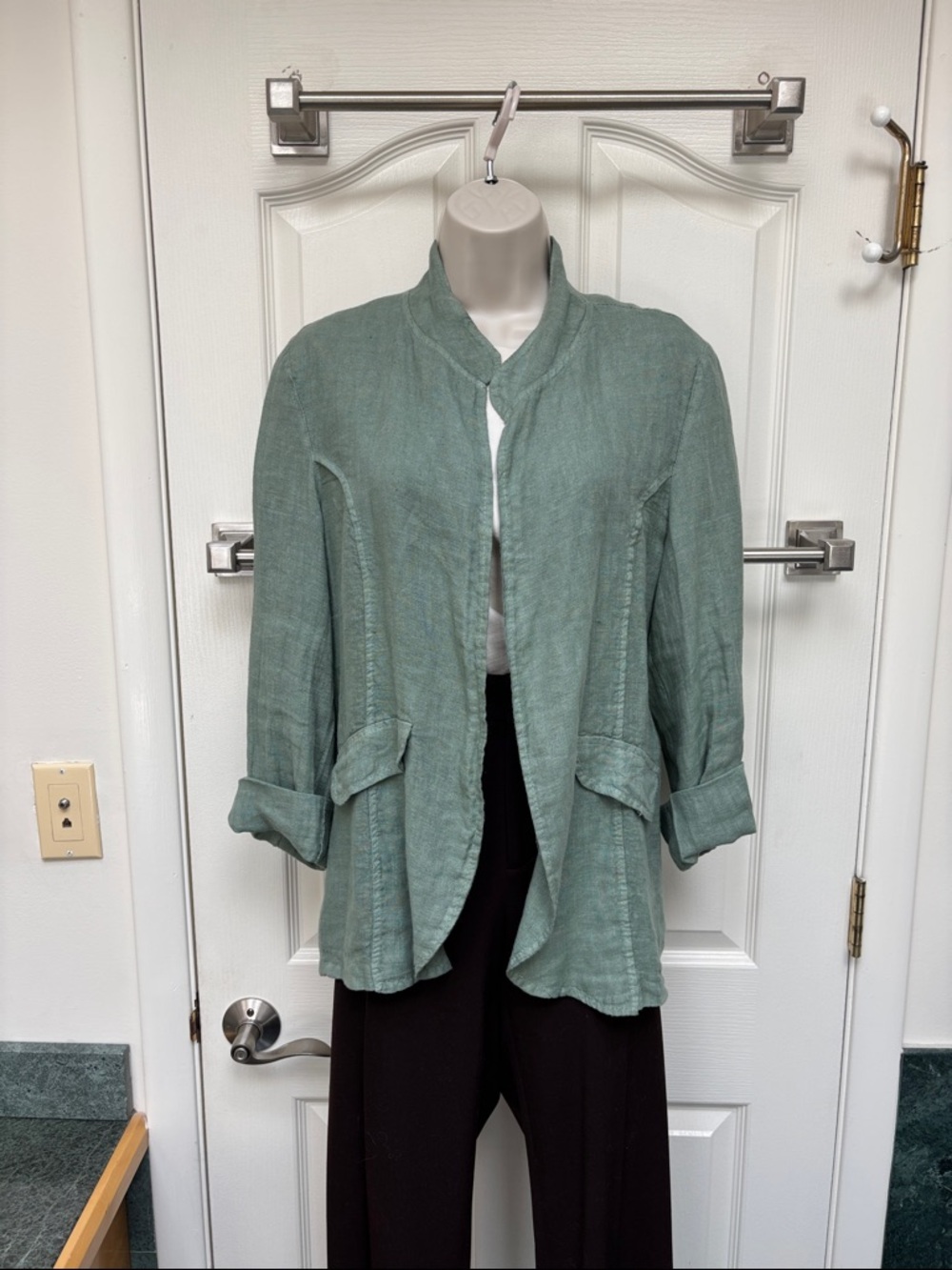 Made in Italy 🇮🇹 100% sage green linen  jacket with Gold lion on the back